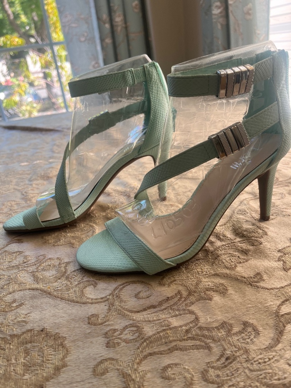 Sz 6 sandals 3 inch heels